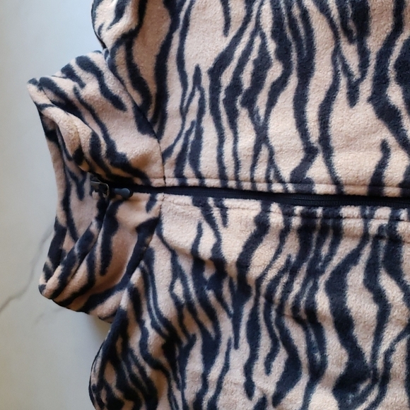 Amazon Essentials Classic-Fit Polar Soft Fleece Vest in Animal Print Size 3X - Picture 5 of 10